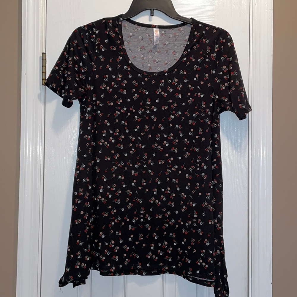 2/$22 LuLaRoe Short Sleeve Scoop Neck Top. Size Medium.